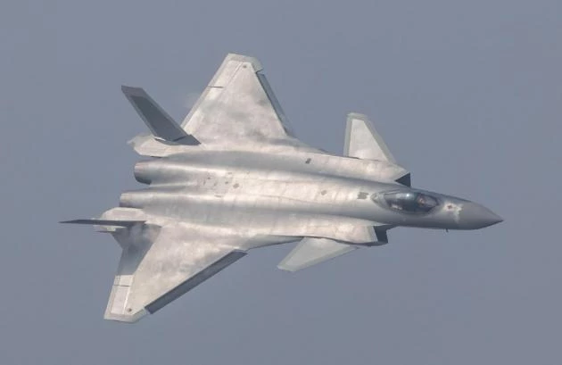 J-20: Γιατί το stealth μαχητικό της Κίνας… δεν πιάνει μία μπροστά στα F-22 και F-35